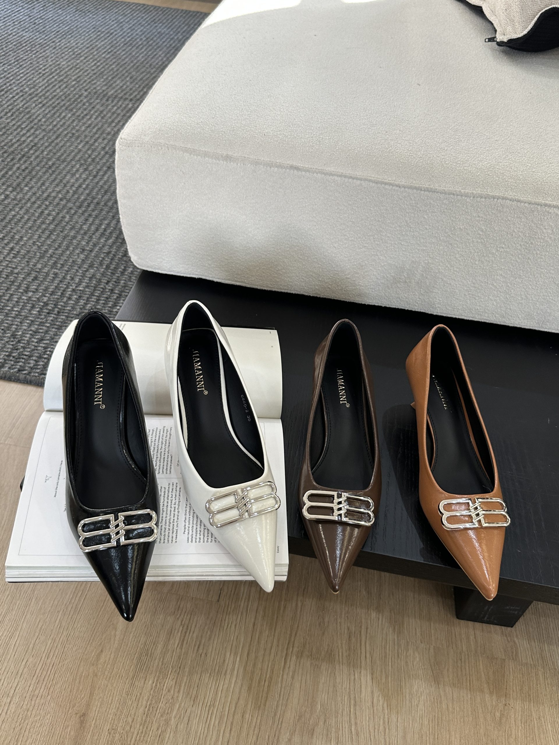 French Sexy Pointed Toe Shallow Mouth Slip-On Versatile Flats 2024 Early Spring New Metal Buckle Fashion Commute Work Shoes